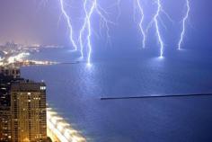 6 lightning strikes at once on Lake Michigan