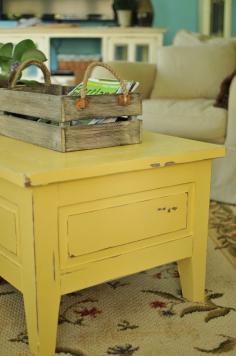 Yellow coffee table.. ♥  it!