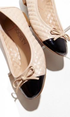 Quilted ballet flat with a delicate bow