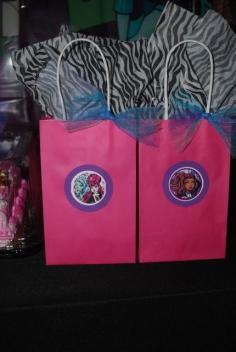 Monster high treat bags. This might be more appropriate for the boys. Black bags with blue trim and printables of the guy characters.