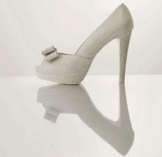 Bow bridal shoe clips by Lo Boheme. Love the idea of a fancy shoe clip.