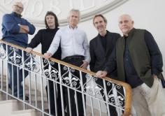 De izqda. a dcha., Phil Collins, Steve Hackett, Tony Banks, Mike...