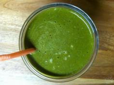 The Split Plate: Brad's 7 Day Raw Challenge: January 2014 - A Glass of Green Awesomeness by Lucia Morrison. This amazing green smoothie is made with kale, spinach, pineapple, raspberries, and clementine to make a yummy raw, vegan treat! #Brads7DayRawChallenge