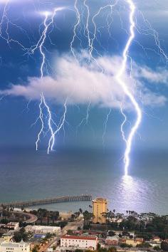 Nature's Whip! - Totaly Outdoors: Lightning - Ventura - California
