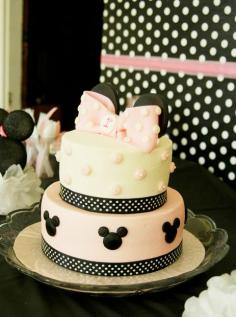 Cake at a Minnie Mouse Party #minniemouse #partycake