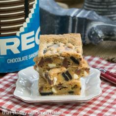 Oreo Chocolate Chip Bars | Delectable cookie bars packed full of Oreos and chocolate chips!