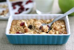 Apple Cinnamon Baked Oatmeal Recipe on twopeasandtheirpo... Love that this can be made in advance! Great healthy breakfast! #apple