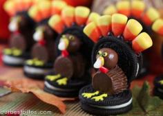 DIY: Edible Thanksgiving Turkey Table Decorations - why not do a fun Thanksgiving Craft that you can eat