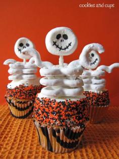 Skeleton Cupcakes...  Easy cupcakes with skeletons made from white pretzels and marshmallows!