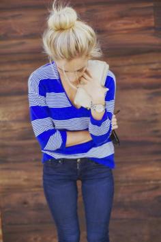 
                        
                            Beautiful blue classic sweater.... amazing casual outfit
                        
                    