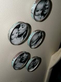 
                        
                            Picture Magnets Made From Baby Food Jars! Super cute way to have fridge magnets and pictures.. I lime this but with Mason jar lids
                        
                    