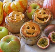 Spooky Pie in a Jar for Halloween | Betsylife.com