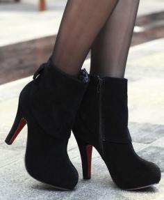 
                        
                            Fashionable high-heeled boots
                        
                    