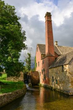 
                        
                            The old mill museum along the river to the village of Upper Slaughter built in the nineteenth century.
                        
                    