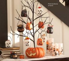 It doesn’t get simpler than this #halloween table design. Grab a tree branch from your yard or a crafting store, stick it into a pumpkin and hang mini Halloween knickknacks all over. Get your kids in on the fun and have them make all the knickknacks! #trickortreat