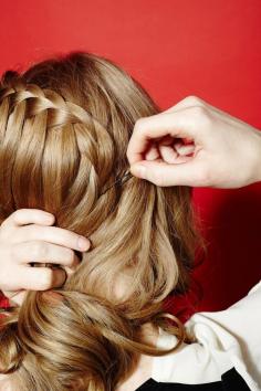 
                        
                            5 gorgeous DIY  hairstyles that you can do with a curling iron
                        
                    