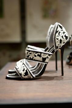 
                        
                            Manolo Blahnik embroidered sandals #style #fashion #omg #shoes #beautyinthebag
                        
                    