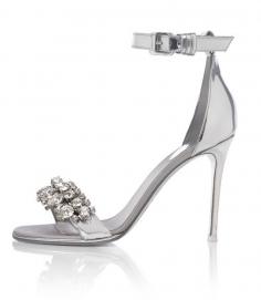 La chaussure Givenchy en argent pour la série limitée Silver Lining www.vogue.fr/...