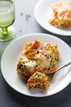 Skinny Spinach Lasagna - layers of ricotta, spinach, noodles, sauce and cheese. 250 calories of yum! | pinchofyum.com