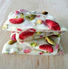 
                    
                        Healthy snacks for fruit lovers! Frozen yogurt bars with strawberries and pistachios. You can use several different fruit combos
                    
                