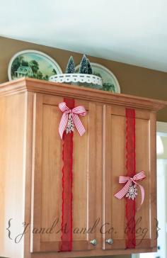 
                    
                        What a pretty way to decorate your kitchen cabinets for Christmas (J & A and Company)
                    
                