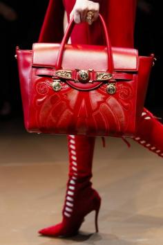 
                    
                        #Versace - Autumn/Winter 2014 #bag #beautyinthebag
                    
                