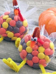These Thanksgiving turkey treats are so cute -perfect for school or the kids' Thanksgiving table!