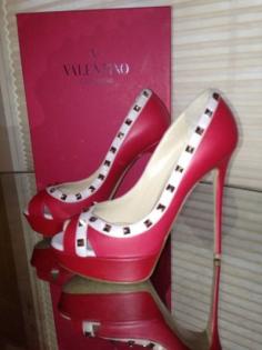 
                    
                        VALENTINO HEELS #valentino #sapatos #shoes #heels #salto #fashion
                    
                