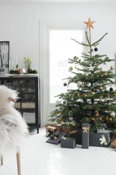 
                    
                        fresh spruce tree - black white and grey with a hint of copper - fabulous styling of Nina Holst - Christmas tree_stylizimo
                    
                
