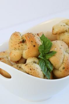
                    
                        Quick & Easy Garlic Knots | foodnfocus.com
                    
                