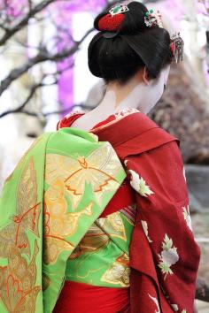 
                    
                        Love the greens and reds and gold. Maiko
                    
                