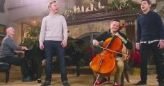 
                    
                        Piano Guys, Peter Hollens And David Archuleta Perform ‘Angels We Have Heard On High’ With 1,000 People. - Music Videos
                    
                