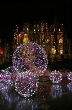 
                    
                        Christmas, Champs-Élysées : Paris, France
                    
                