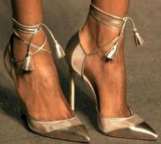 
                    
                        Emmy DE * Manolo Blahnik Golden Beauties
                    
                