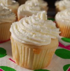 
                    
                        Champagne cupcakes to celebrate a new year| BetsyLife
                    
                