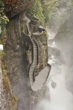 
                    
                        Pailón del Diablo, Ecuador
                    
                