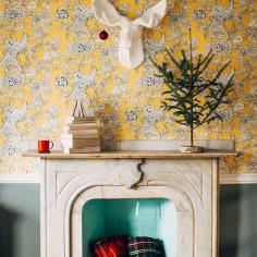 
                    
                        Patterend wallpaper simple holiday decor
                    
                