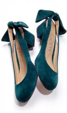 
                    
                        Block heels and bows, the perfect combination.
                    
                