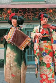 
                    
                        Musical girls in antique kimono.
                    
                