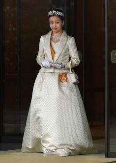 
                    
                        Japan's Princess Kako, the second daughter of Prince Akishino and Princess Kiko, in full dress leaves the Imperial Palace in Tokyo after meeting with the emperor and empress on 29.12.2014
                    
                
