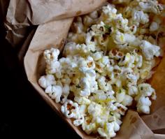 
                    
                        Rosemary Parmesan Popcorn - you'll love this easy fat-free method of popping popcorn! | @Taste Love & Nourish
                    
                