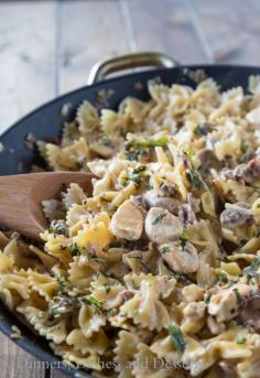 (Copycat Macaroni Grill) Pasta Milano - creamy garlic and sundried tomato pasta with chicken and mushrooms