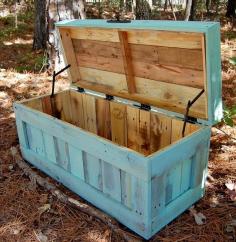 this would be a great toy box...  DIY Pallet Multi-Purpose Chest | 101 Pallets. I really want to do this! @brandicenowell