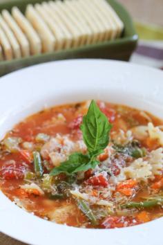 This is the perfect fall comfort soup! Classic Minestrone Soup | foodnfocus.com