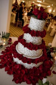 
                    
                        wedding cake with red rose!
                    
                