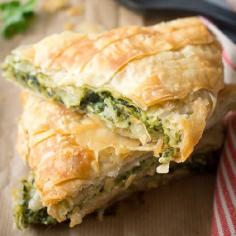 Classic Greek Spinach and Feta Pie (Spanakopita) | foodaki.gr