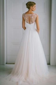 delicata e chic la sposa Elenoire #weddingdress