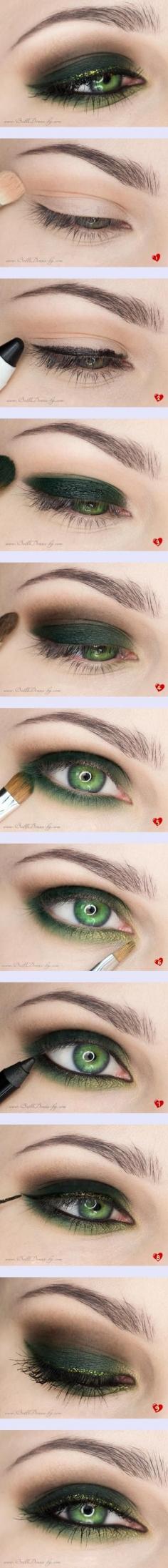 
                    
                        Green smokey eye
                    
                