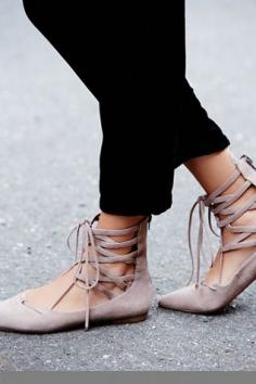 
                    
                        Loving these lace up flats rstyle.me/~44Jfp
                    
                
