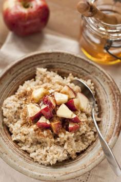 Healthy Breakfast Recipe: Cinnamon Apple Cake Oatmeal http://foodlover.dailypix.me/8-warm-healthy-but-still-hearty-winter-breakfasts